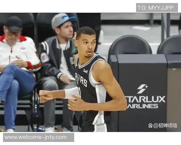 文班亚马半场表现抢眼砍下19分10板3助3断1帽唯失误略显不足